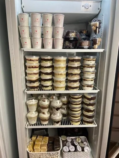 Recheios armazenados na geladeira da loja
