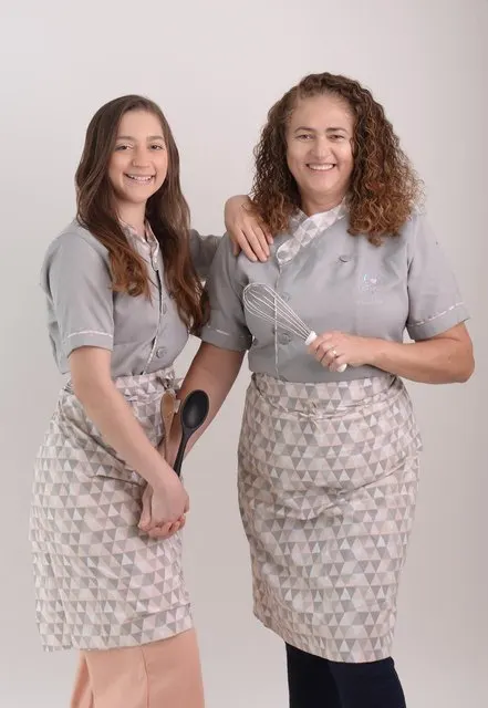 Bianca e Cleidemar de avental na loja