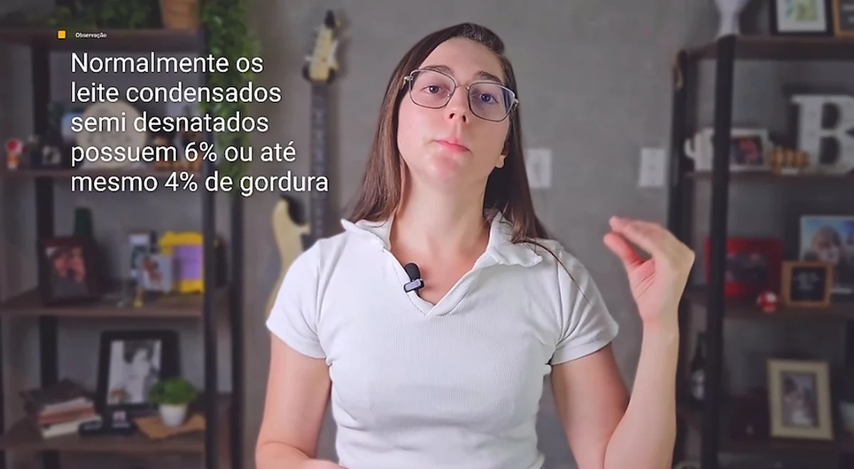 Bianca explicando a gordura dos leites condensados na aula de dicas de ingredientes