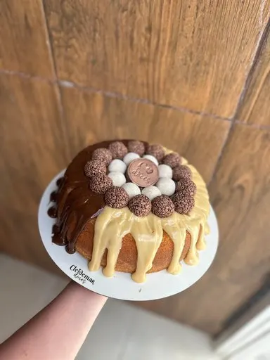 Bolo com calda de chocolate branco