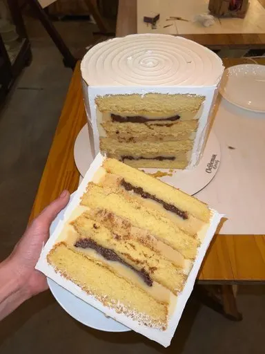 Fatia de bolo com recheio de chocolate firme