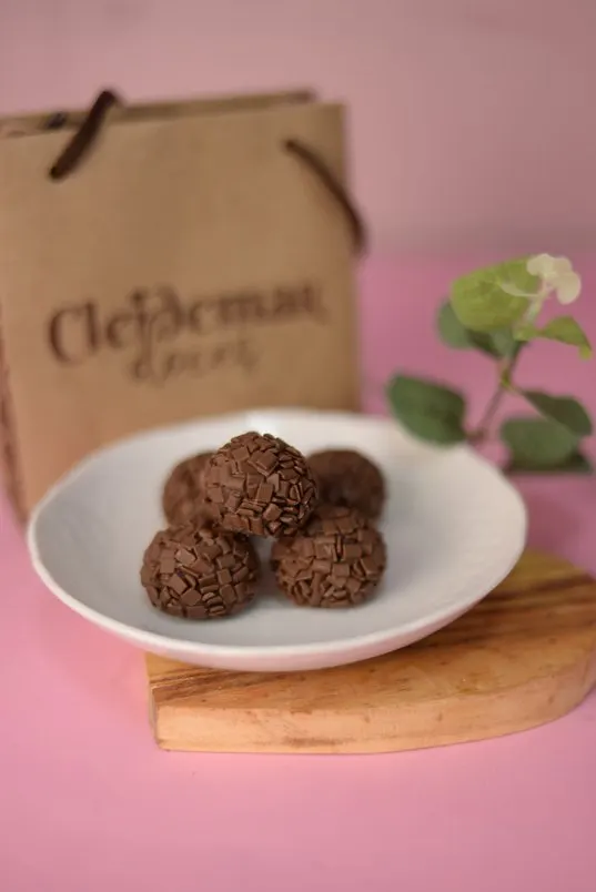 Brigadeiros de chocolate com granulado
