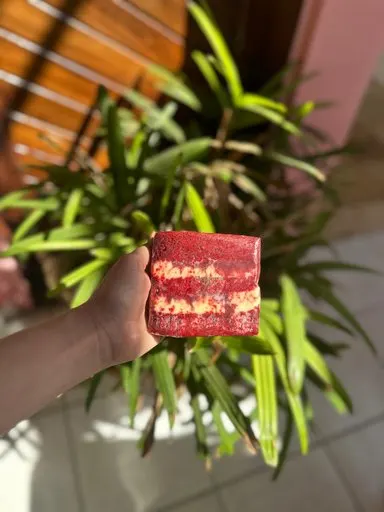 Fatia de red velvet recheada